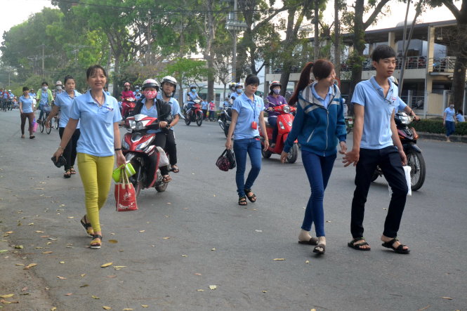 Công nhân tại Khu chế xuất Linh Trung đến công ty trong ngày làm việc đầu tiên của năm mới - Ảnh: Q.Phương