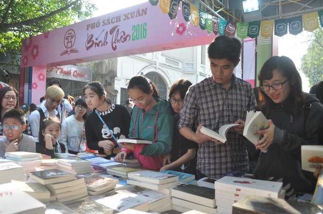 Đông đảo độc giả xem và mua sách tại phố sách xuân lần đầu tổ chức tại Hà Nội - Ảnh: V.V.Tuân