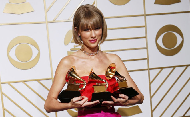 Taylor Swift đoạt 3 giải Grammy 2016.