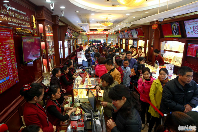 Dòng người xếp thành hai hàng phía trong cửa hàng vàng Bảo Tín Minh Châu