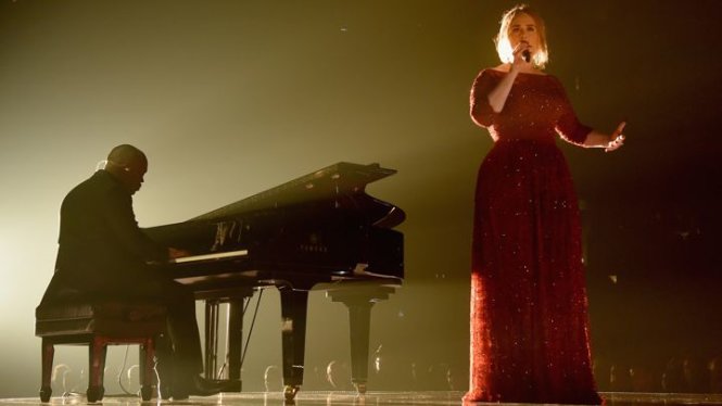 Hình ảnh đẹp của Adele trong đêm trao giải, đáng tiếc cô lại gặp sự cố kỹ thuật - Ảnh: Getty Images