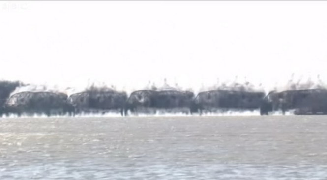 Khoảnh khắc cây cầu bị đánh sập - Ảnh chụp từ video clip