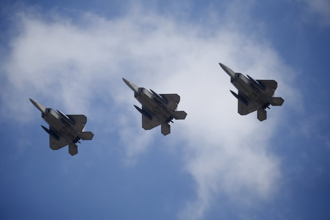 Các chiến đấu cơ F-22 bay trên bầu trời Hàn Quốc hôm nay - Ảnh: Reuters