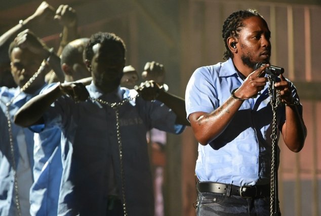 Kendrick Lamar trình diễn tại lễ trao giải Grammy 2016. Ảnh: AFP.