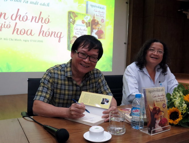 Nhà văn Nguyễn Nhật Ánh ký tặng bạn bè nhân buổi họp báo công bố sách - Ảnh: L.Điền