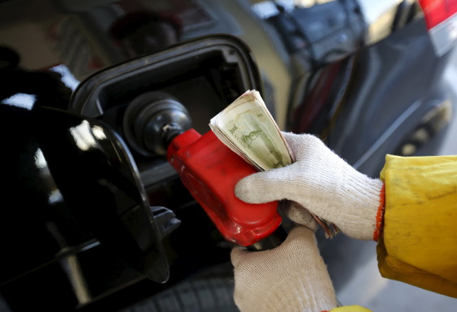 Giá dầu vẫn đang duy trì ở mức thấp - Ảnh: Reuters