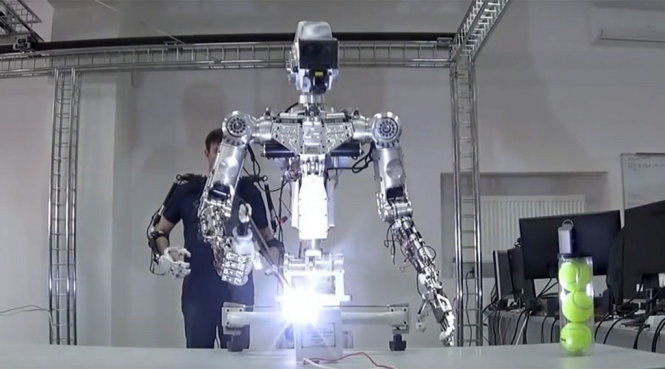 Robot Fyodor hiện có thể lái xe và hàn - Nguồn: RT