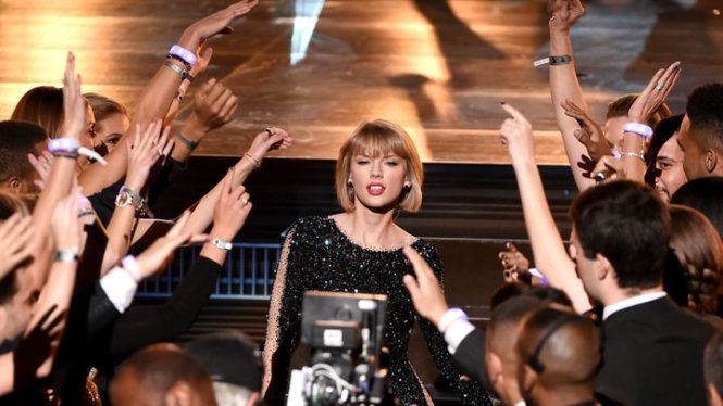 Màn diễn của Taylor Swift với ca khúc Out of the Woods - Ảnh: Getty Images