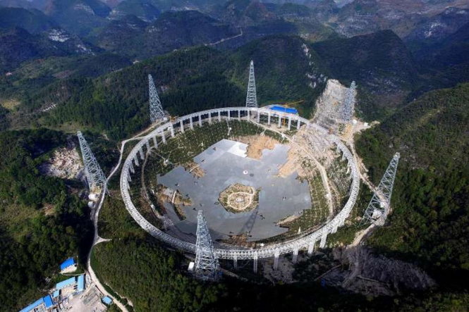 Đài thiên văn FAST của Trung Quốc đang được xây với chi phí 1,2 tỉ nhân dân tệ - Ảnh: EPA