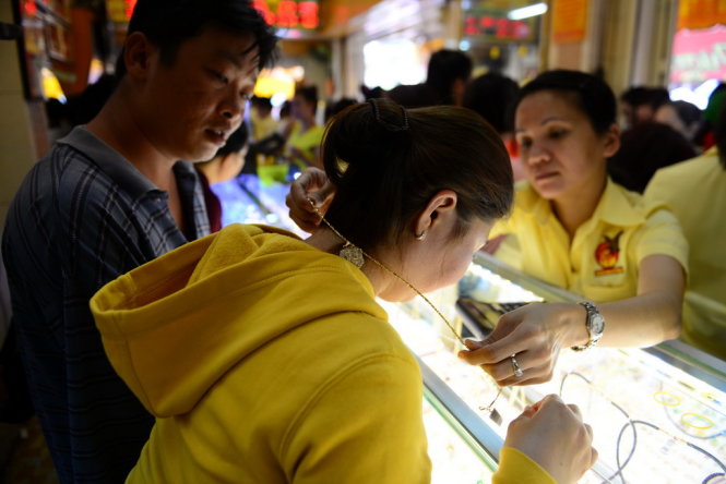 Khách hàng chọn mua vàng trong ngày thần tài tại tiệm vàng Mi Hồng, Q. Bình Thạnh trưa 17 -2 - Ảnh: Thanh Tùng