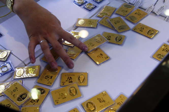 Các miếng vàng được khắc ba chữ “Tài”, “Lộc” hoặc “Phúc” được người dân chọn lựa mua trong ngày Thần Tài - Ảnh: PHAN THÀNH