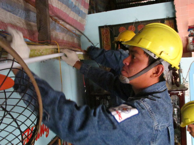 Thợ điện trẻ tham gia hoạt động tình nguyện sửa chữa hệ thống điện cho hộ gia đình khó khăn - Ảnh: K.Anh