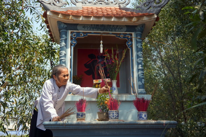 Bác Đa vẫn thắp nhang hằng ngày ở ngôi miếu thờ những người xấu số - Ảnh: N.C.T.