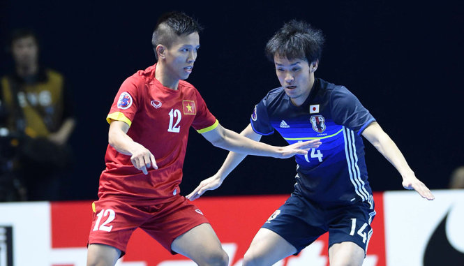 Đội Futsal Việt Nam (áo đỏ) trong trận thắng Nhật ở tứ kết Giải vô địch Futsal châu Á 2016 - Ảnh: Quang Thắng