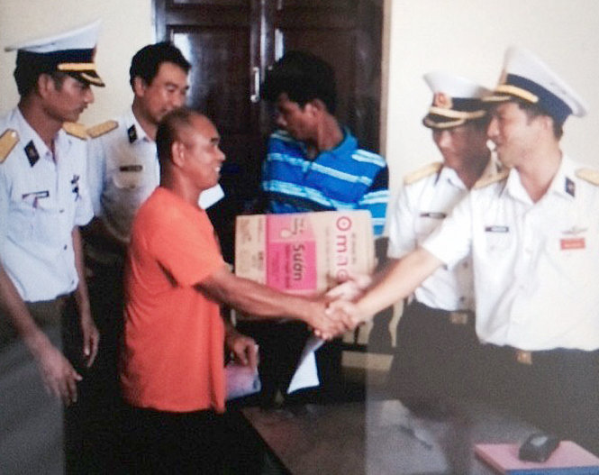 Ông Anthongradulet, ngư dân Philippines bị nạn (thứ tư từ phải sang)- được bàn giao tại UBND xã Sinh Tồn -  Ảnh: Quốc Anh