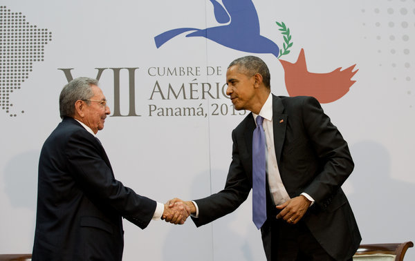 Chủ tịch Cuba Raúl Castro (trái) và tổng thống Mỹ Barack Obama - Ảnh: NYT