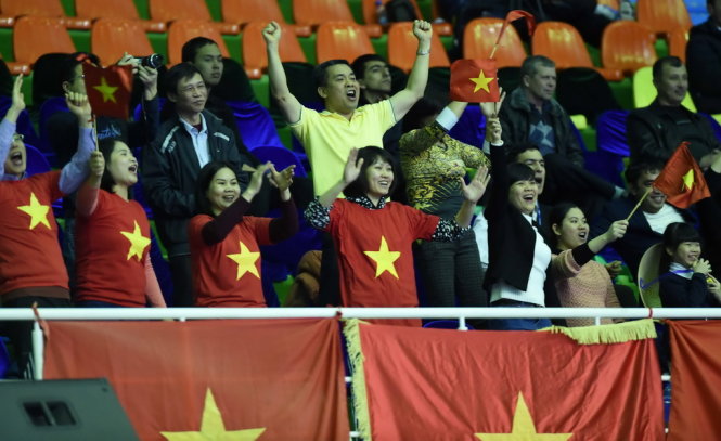 Các CĐV VN ủng hộ đội nhà trong trận gặp Nhật đêm 17-2. Ảnh: Quang Thắng