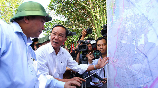 Phó thủ tướng Nguyễn Xuân Phúc nghe đại diện tỉnh Hậu Giang báo cáo về tình hình hạn hán, nhiễm mặn chưa từng có trong buổi thị sát chiều 17-2 - Ảnh: Chí Quốc
