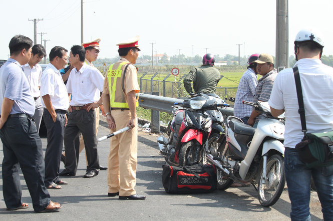 Lực lượng chức năng xử lý ba người điều khiển xe máy vào đường cao tốc - Ảnh: An Long