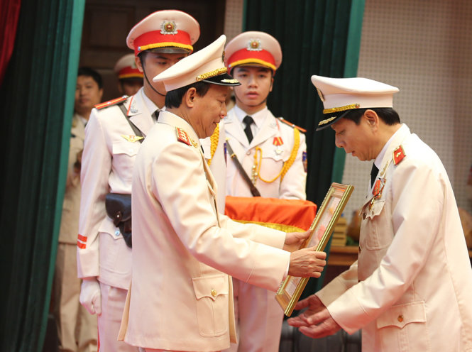 Thiếu tướng Nguyễn Dĩnh (Cục trưởng Cục cảnh sát truy nã) nhận Huân chương Chiến công hạng nhất - Ảnh: Hoàng Điệp