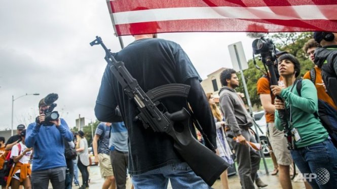 Các nhà hoạt động súng diễu hành gần ĐH Texas - Ảnh: AFP