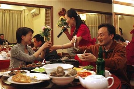Một ca sĩ Triều Tiên phục vụ trong một nhà hàng của nước này - Ảnh: AP