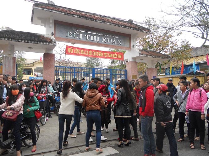 Hiện trường vụ đánh nhau diễn ra ngay trước cổng trường THPT Bùi Thị Xuân đông người qua lại - Ảnh: Công D.