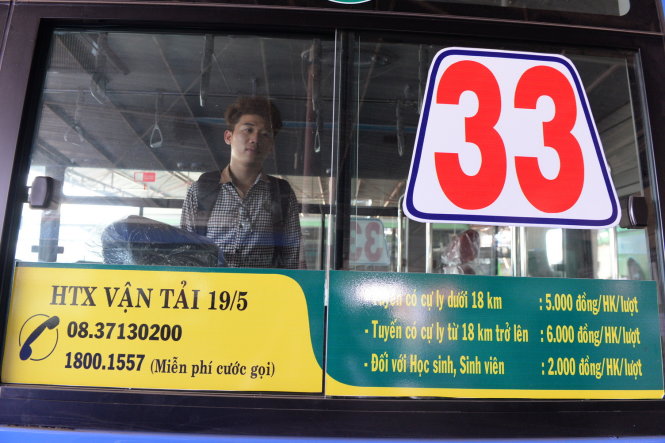 Bảng giá cước khi đi tuyến xe buýt sử dụng khí nén thiên nhiên - Ảnh: Hữu Khoa