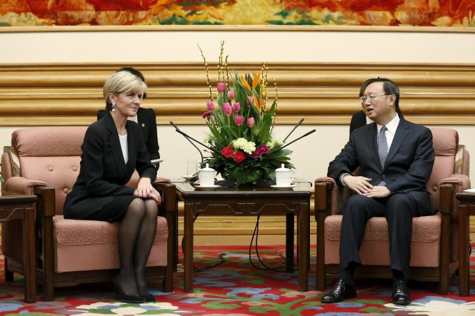 Ngoại trưởng Úc Julie Bishop (trái) hội đàm với ủy viên Quốc vụ viện Trung Quốc Dương Khiết Trì ở Bắc Kinh ngày 18-2 - Ảnh: Reuters