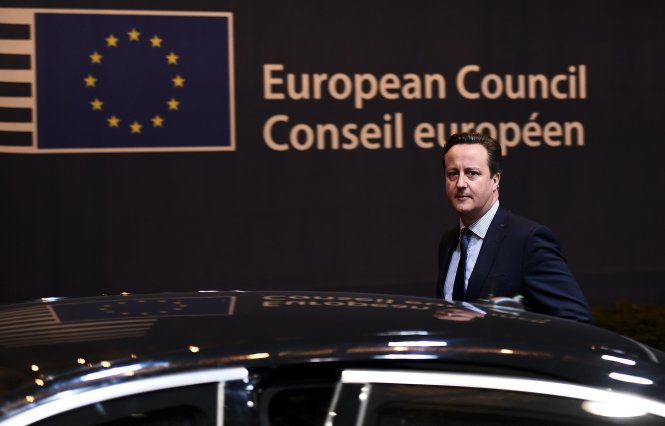 Thủ tướng Anh bước ra khỏi hội nghị tại Brussels sáng ngày 19-2 giờ Bỉ - Ảnh: Reuters
