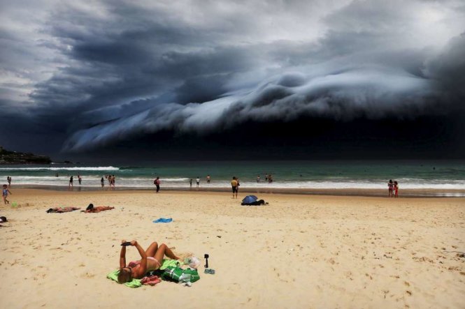 Bão ở bãi biển Fondi của Rohan Kelly chụp một đám mây khổng lồ trên biển đoạt giải Ảnh tự nhiên