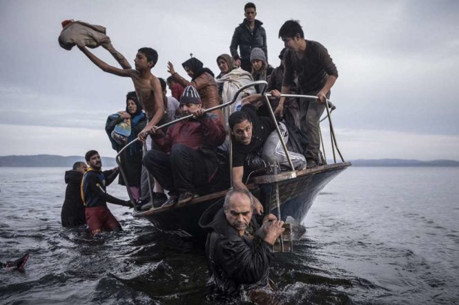 Những người di cư và tản cư đến đảo Lesbos, Hi Lạp bằng thuyền