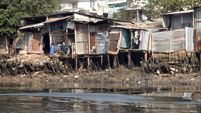 Những ngôi nhà sống đôi bờ kênh Đôi- kênh Tẻ thuộc phạm vi dự án Cải thiện môi trường nước thành phố - Ảnh: Chế Thân