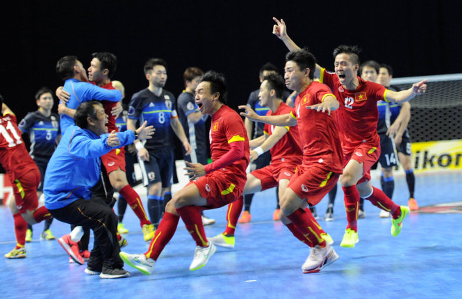 Các cầu thủ đội tuyển futsal VN mừng chiến thắng trước Nhật Bản - Ảnh: Quang Thắng