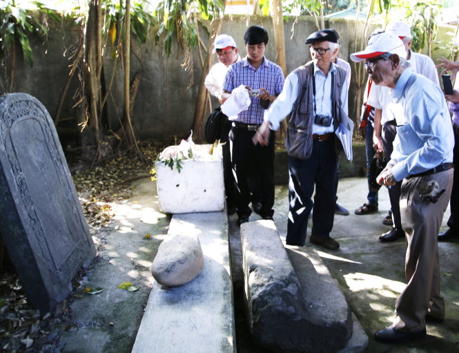 Nhà nghiên cứu Nguyễn Đắc Xuân (đeo máy ảnh) giới thiệu về những hiện vật được phát hiện dưới lòng đất chùa Thiền Lâm - Ảnh: Minh Tự