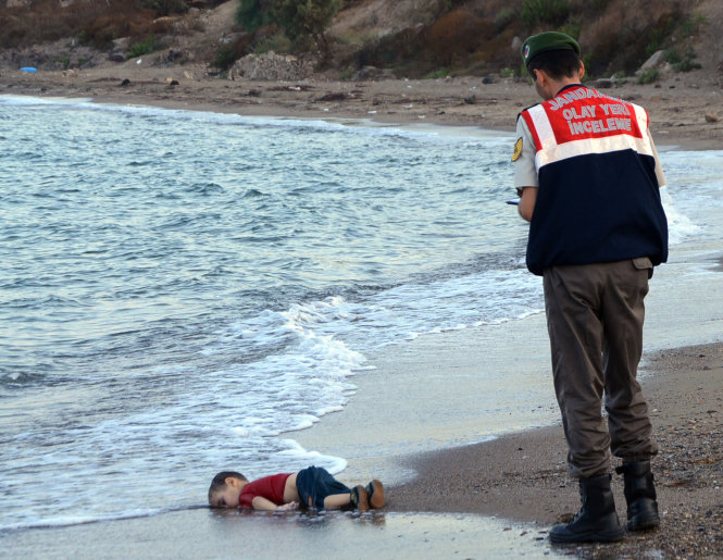 Cái chết thương tâm của bé Aylan Kurdi gây xúc động mạnh cho cả thế giới - Ảnh: nytimes.com