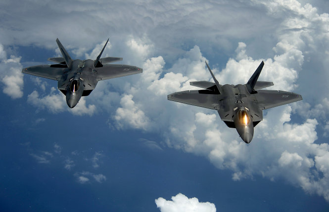 Hai chiến đấu cơ tàng hình F-22 Raptor của không quân Mỹ - Ảnh: Defense.gov