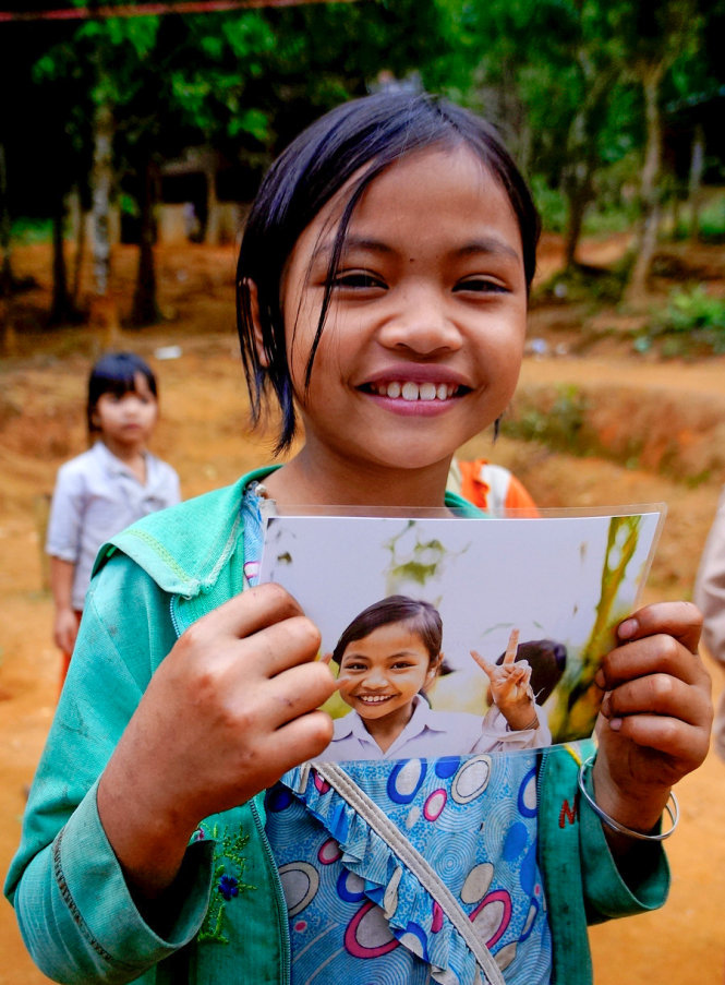 Những đứa trẻ vùng cao ở Quảng Nam vui sướng khi nhận ảnh chân dung của mình - Ảnh: Hà Nguyễn