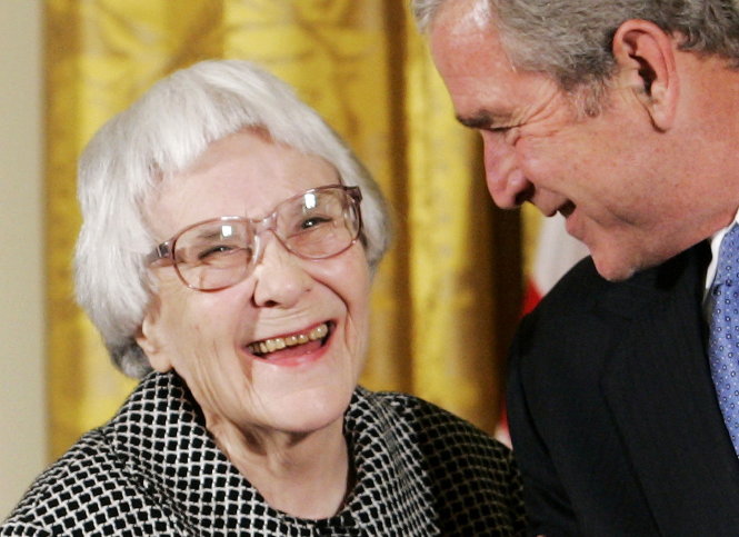 Nữ văn sĩ Harper Lee trong một lần gặp cựu Tổng thống Mỹ George W. Bush hồi năm 2007 - Ảnh: Reuters