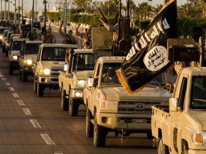 Các tay súng IS diễu hành ở Sirte hồi tháng 2-2015 - Ảnh: ABC News