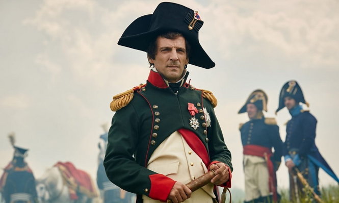 Nam diễn viên Mathieu Kassowitz (vai Napoleon) trong loạt phim truyền hình năm 2016 của BBC chuyển thể từ tiểu thuyết Chiến tranh và hòa bình - Ảnh: Guardian