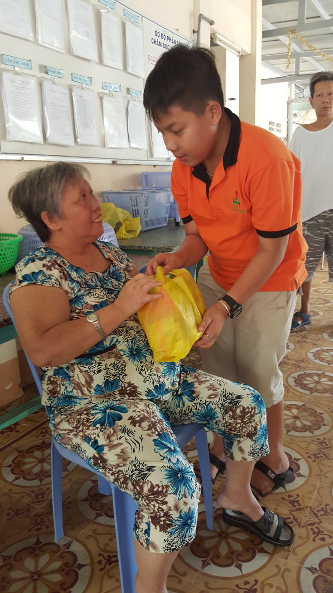 Bạn Nguyễn Vũ Minh Khang, học sinh lớp 6, tham gia hoạt động từ thiện tại khu điều trị phong Bến Sắn (Bình Dương) - Ảnh: H.G.
