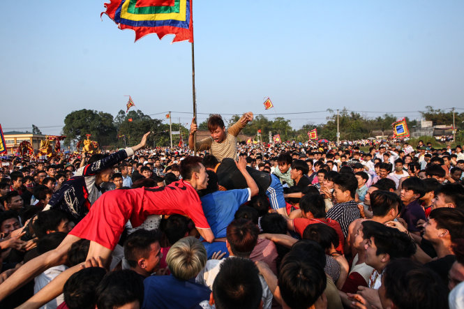 Hình ảnh cướp phết tại lễ hội “Đả cầu cướp phết” ở Bàn Giản, tỉnh Vĩnh Phúc (ảnh chụp vào mùng 7 tháng giêng) - Ảnh: Nguyễn Khánh