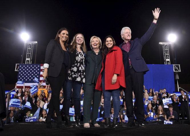 Gia đình cựu Ngoại trưởng Hillary Clinton vận động tranh cử ở Nevada - Ảnh: Reuters
