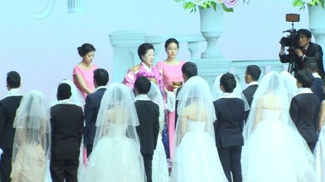 Vợ góa của người sáng lập giáo hội chủ trì hôn lễ - Ảnh: RTV