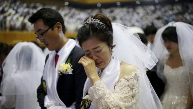 Một cô dâu bật khóc tại lễ cưới tập thể - Ảnh: Reuters