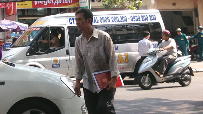 Xe khách Hoa Mai đón, trả khách sai quy định trên đường Nguyễn Thái Bình chiều 19-2 - Ảnh: L.Phan
