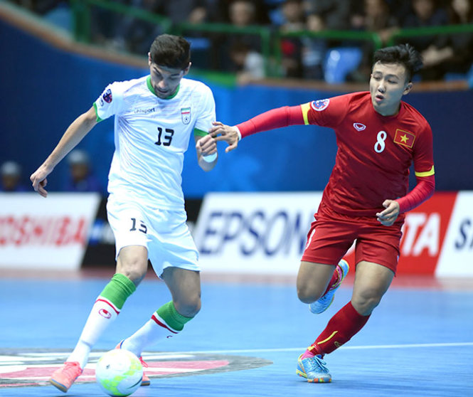 Tuyển futsal Iran (trái) quá mạnh so với các tuyển thủ VN 
- Ảnh: Q.Thắng