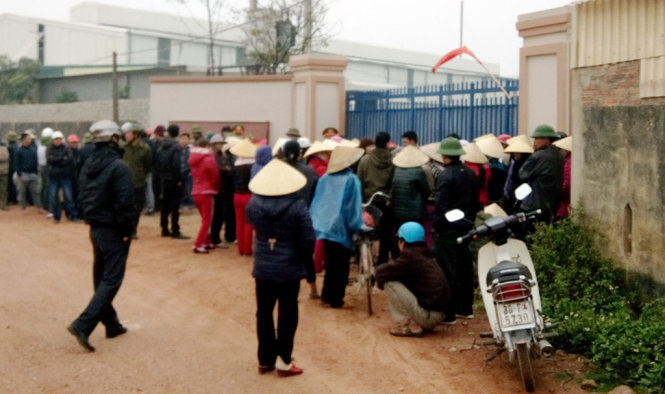 Người dân xã Đông Vinh (TP Thanh Hóa) căng băng rôn trước cổng Nhà máy sản xuất phân bón Sao Nông chiều 19-2 để phản đối - Ảnh: Hà Đồng.