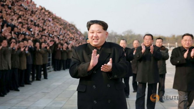 Lãnh đạo Kim Jong Un trong cuộc gặp với giới khoa học, kỹ thuật và công nhân ở khu phóng vệ tinh theo dõi trái đất Kwangmongsong-4 - Ảnh:Reuters